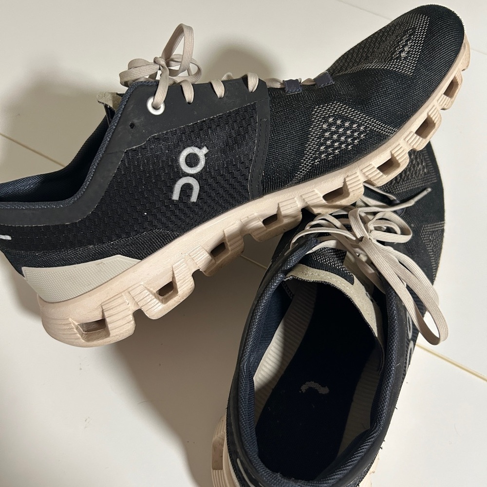 Women’s OnCloud On Running Size 11 Sneakers